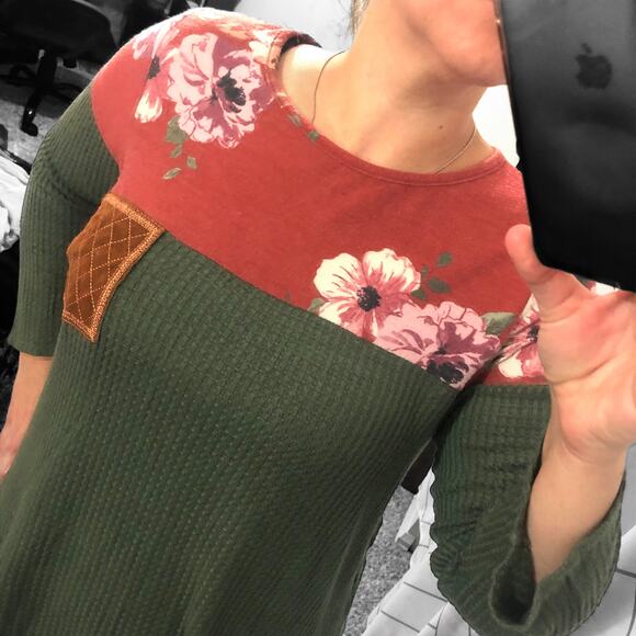 Now N Forever (M) Floral Colorblock Waffle Knit 3/4 Sleeve Top Suede Pocket - Picture 6 of 11